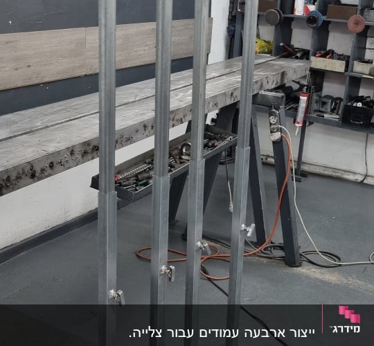 עמודי מתכת גבוהים עם בסיסים מרובעים